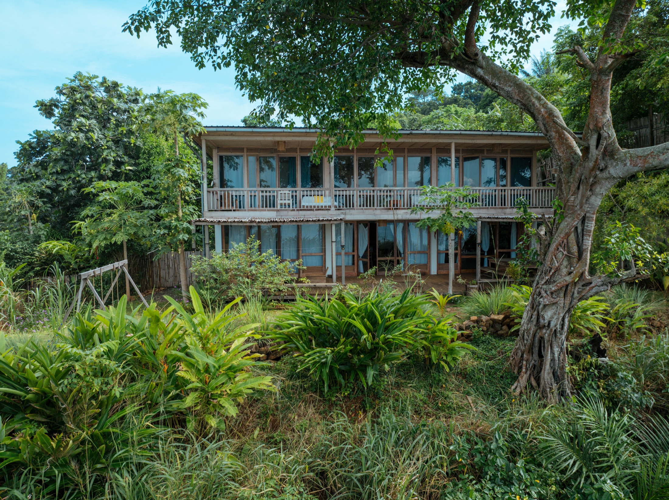 Santana Houses rodeada por vegetação tropical